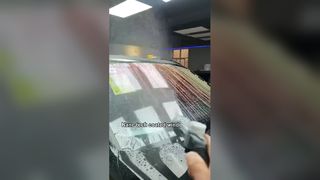 Autofolie verandert van kleur met water+